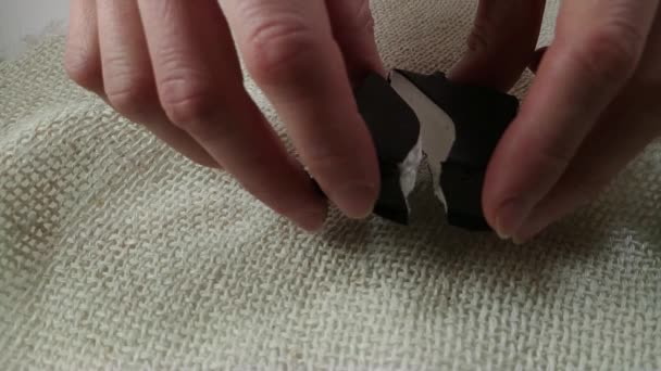 Marshmallow mit Schokolade bricht in Frauenhänden — Stockvideo