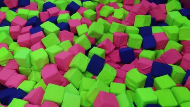 Gettando cubo blu nella fossa nel centro di divertimenti — Video Stock