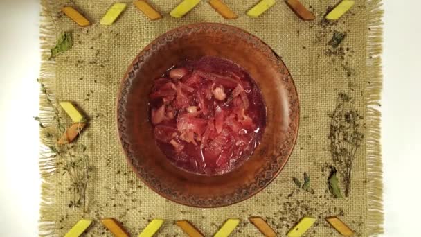 Borschtsch Mit Petersilie Von Oben Gemüsesuppe Und Saure Sahne Stop — Stockvideo