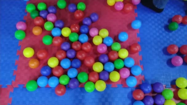 Барвисті Кульки Дитячому Розважальному Центрі Ногами Які Штовхають Кульки Зверху — стокове відео