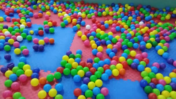 Kleurrijke Ballen Children Amusement Center Met Benen Lopen Top View — Stockvideo