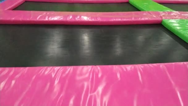 在儿童游乐中心的蹦床上跳 — 图库视频影像