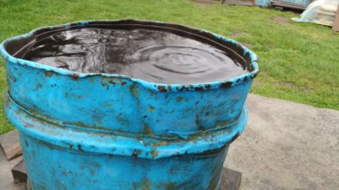 yağmur suyu ses ile eski paslı içine akan