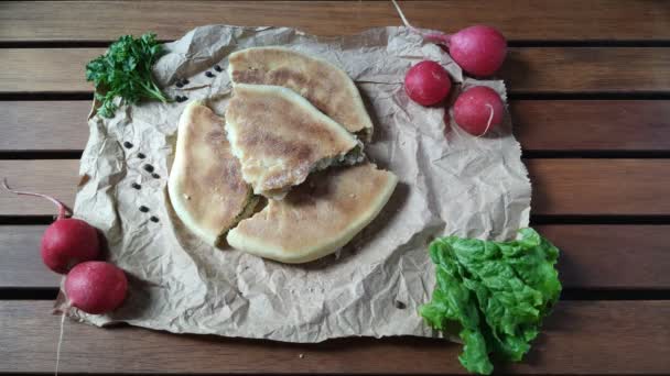 Vrouw neemt khachapuri stukken van tafel 2 — Stockvideo