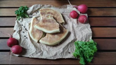 Khachapuri 'yi başkalarıyla paylaşan kadın