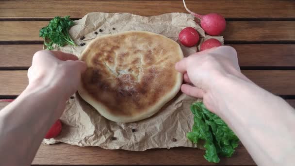 Kvinna lägger ner khachapuri på bordet — Stockvideo