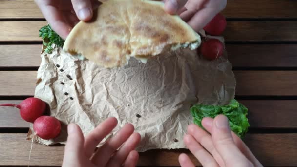 Mulher rasgando khachapuri e compartilhando-o — Vídeo de Stock