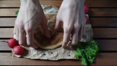 Adam khachapuri parçalayan ve paylaşan