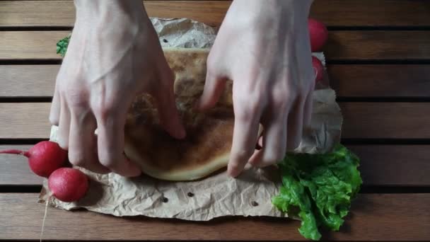 Man tearing apart khachapuri and sharing it — Stock Video