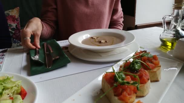 Mujer come sopa de champiñones en un restaurante italiano — Vídeos de Stock