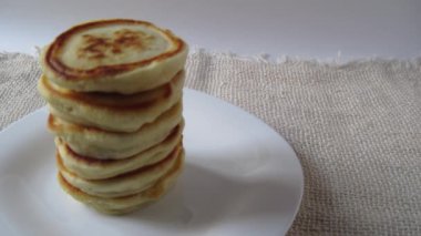 beyaz bir plaka stop hareket krep koyarak