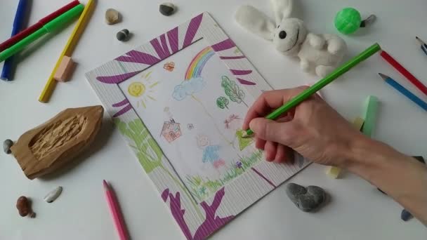 Erwachsene Frau zeichnet Kinder Stil Bild Zeichnung — Stockvideo