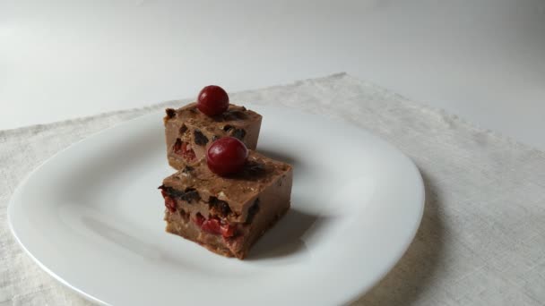 Hacer pastel de queso de chocolate con ensamblaje de cereza — Vídeo de stock