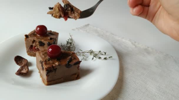 Comer pedaço de chocolate cheesecake câmera lenta — Vídeo de Stock