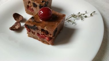 Çikolata cheesecake rulo yeme parçası