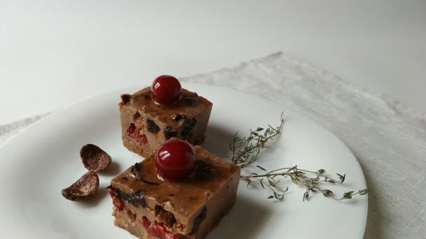 Jedzenie kawałek czekolady sernik roll Down — Wideo stockowe