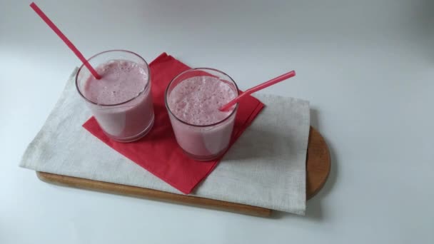 Два Стакана Розовых Фруктовых Коктейлей Молочный Коктейль Смузи Коктейль Сборка — стоковое видео