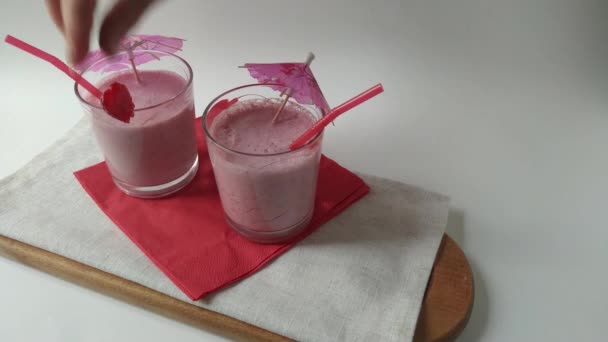 Dois Copos Smoothies Frutas Rosa Batido Leite Smoothie Reunião Coquetel — Vídeo de Stock