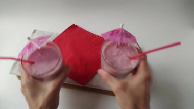 Pembe meyve smoothies milkshake veya smoothie veya kokteyl beyaz bir arka plan üzerinde masaya koyarak iki bardak. Sağlıklı sulu vitamin içecek diyet veya vegan çiğ gıda kavramı