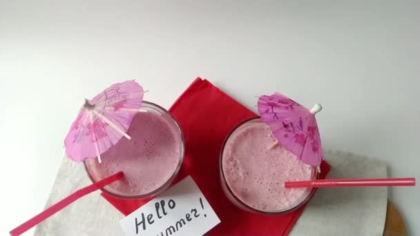 Два Стакана Розовых Фруктовых Коктейлей Молочный Коктейль Смузи Коктейль Столе — стоковое видео