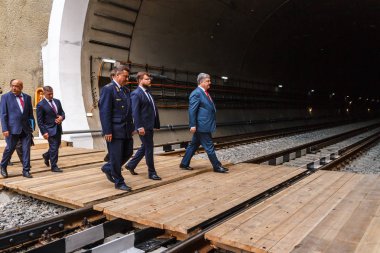 Skotarske, Ukrayna - 24 Mayıs 2018: Ukrainian President Petro Poroshenko (C) yeni Beskydy tren tünel açılış sırasında inceler..