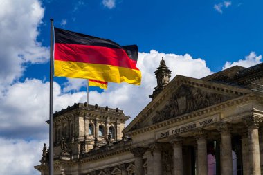 Berlin, Almanya - 27 Temmuz 2017: Alman bayrağı parlamento binası önünde.