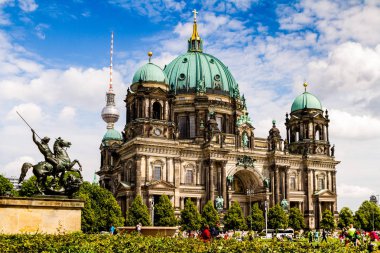 Berlin, Almanya - 27 Temmuz 2017: Renkli panoramik Berlin Katedrali Berliner Dom ve turistler Cathedral yanında rahatlatıcı. Güzel mavi gökyüzü.
