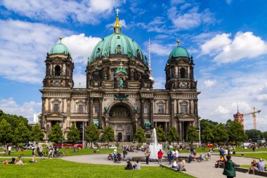 Berlin, Almanya - 27 Temmuz 2017: Renkli panoramik Berlin Katedrali Berliner Dom ve turistler Cathedral yanında rahatlatıcı. Güzel mavi gökyüzü.