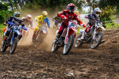 Uzhgorod, Ukrayna - 24 Haziran 2018: Eylem motocross 2018 üzerinde Şampiyonası Zakarpatie bölgesindeki tanımlanamayan biniciler.