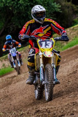 Uzhgorod, Ukrayna - 24 Haziran 2018: Eylem motocross 2018 üzerinde Şampiyonası Zakarpatie bölgesindeki tanımlanamayan biniciler.