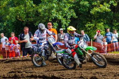 Uzhgorod, Ukrayna - 24 Haziran 2018: Eylem motocross 2018 üzerinde Şampiyonası Zakarpatie bölgesindeki tanımlanamayan biniciler.