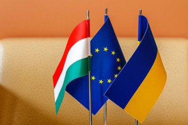 Nyzhne Solotvyno, Ukrayna - 22 Haziran 2018: Bayraklar Macaristan, Avrupa Birliği ve Ukrayna Ukrayna ve Macaristan Dışişleri bakanları toplantısı sırasında masada.