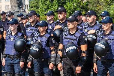 Uzhgorod, Ukrayna - 6 Temmuz 2018: Polis memuru inşaat Ukrayna'nın ulusal polis üçüncü yıldönümü kutlamaları sırasında.