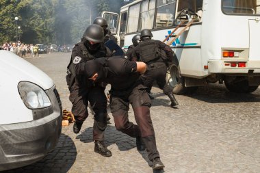 Uzhgorod, Ukrayna - 6 Temmuz 2018: Özel polis birimi üyeleri Ukrayna Ulusal polis 3 yıldönümü kutlamaları sırasında becerilerini göstermek.