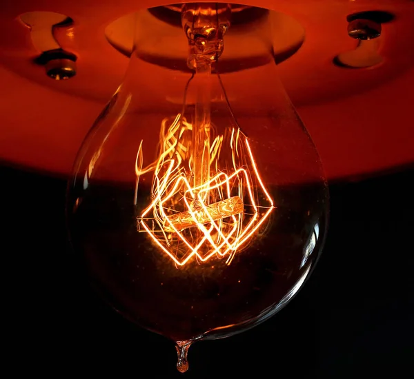Retro Gloeilamp Bij Duisternis Nacht Licht Energie Kracht Concept — Stockfoto
