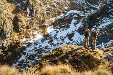 Dilove, Ukrayna - 10 Ekim 2018: Ukrayna sınır muhafızları Karpat Dağları'nda Ukrayna-Rumence sınır devriye.
