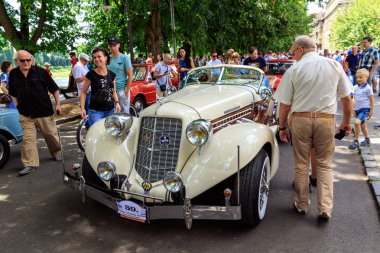 Uzhgorod sokaklarında Vintage araba geçit töreni ve sergi