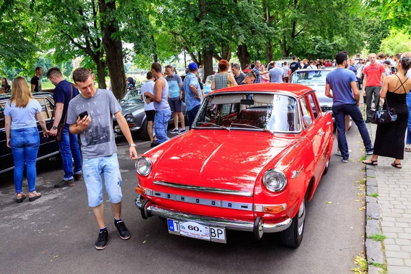 Vintage parady samochodowe i wystawa na ulicach Użhorod — Zdjęcie stockowe