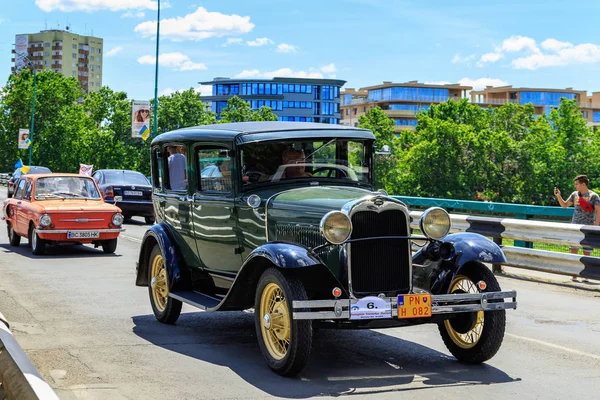 Vintage parady samochodowe i wystawa na ulicach Użhorod — Zdjęcie stockowe