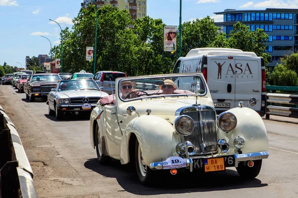 Vintage parady samochodowe i wystawa na ulicach Użhorod — Zdjęcie stockowe