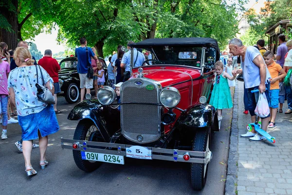 Vintage parady samochodowe i wystawa na ulicach Użhorod — Zdjęcie stockowe