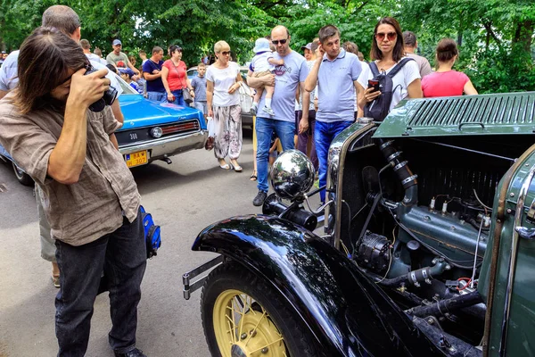 Vintage parady samochodowe i wystawa na ulicach Użhorod — Zdjęcie stockowe