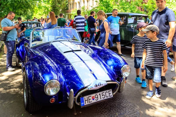 Vintage parady samochodowe i wystawa na ulicach Użhorod — Zdjęcie stockowe