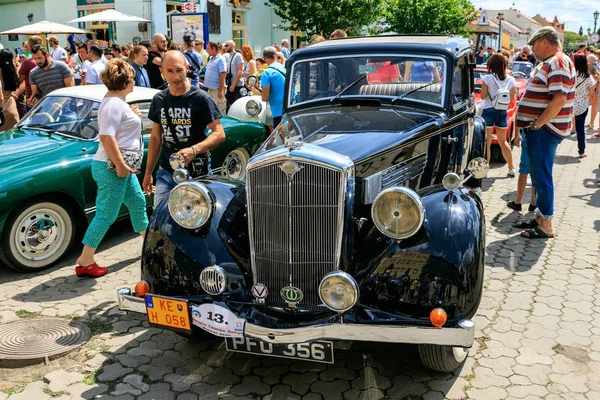 Vintage parady samochodowe i wystawa na ulicach Użhorod — Zdjęcie stockowe