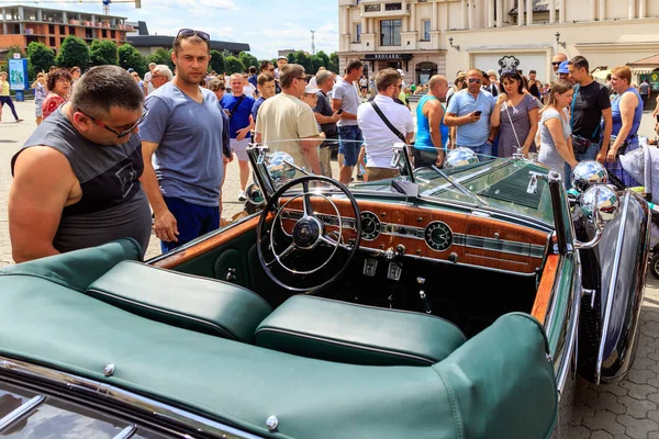 Vintage parady samochodowe i wystawa na ulicach Użhorod — Zdjęcie stockowe