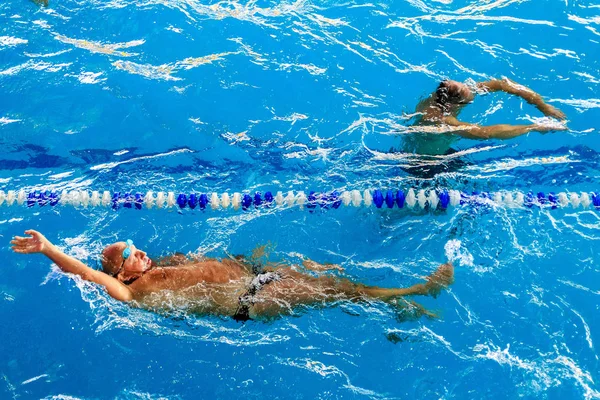 Blick von oben auf das Schwimmen im Freibad — Stockfoto