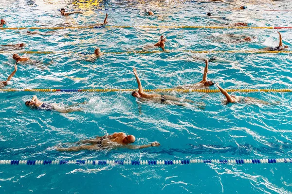 Blick von oben auf das Schwimmen im Freibad — Stockfoto