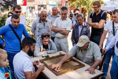 Bir şehir parkında tavla oyunu