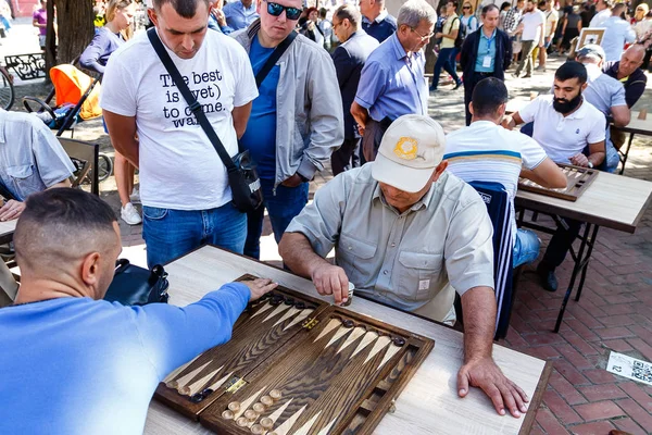 Гра в нарди в міському парку — стокове фото