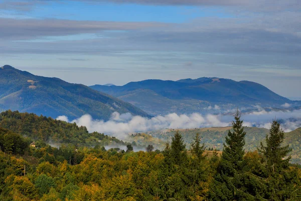Montañas de los Cárpatos a principios de otoño alrededor del pueblo de Koloc —  Fotos de Stock